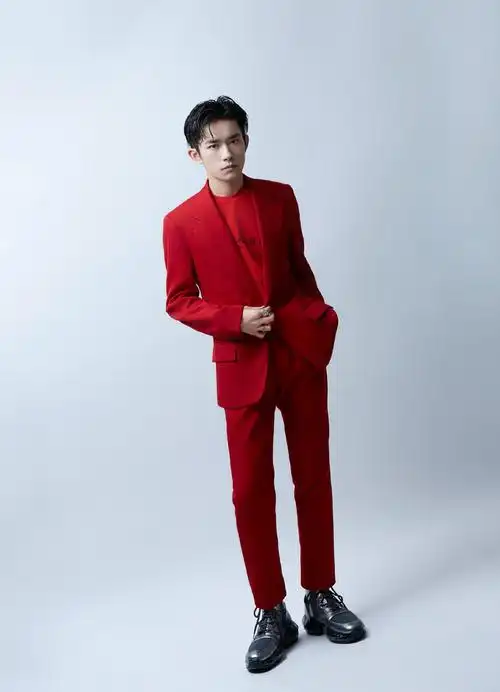 易烊千玺六周年红色西装帅气写真