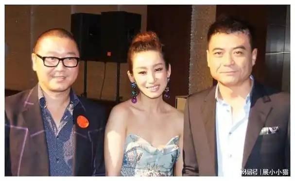 45岁秦海璐在弟弟妹妹面前是大姐大在老公面前是小女孩