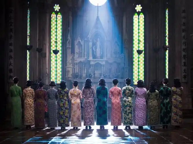 《金陵十三钗》的一块彩色玻璃牵引出一场女性悲剧,倪妮一身祖母绿成