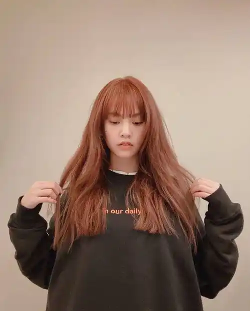 35岁杨丞琳又染新发色,扬言要抓住青春的尾巴,长发凌乱笑容甜美_皮肤_