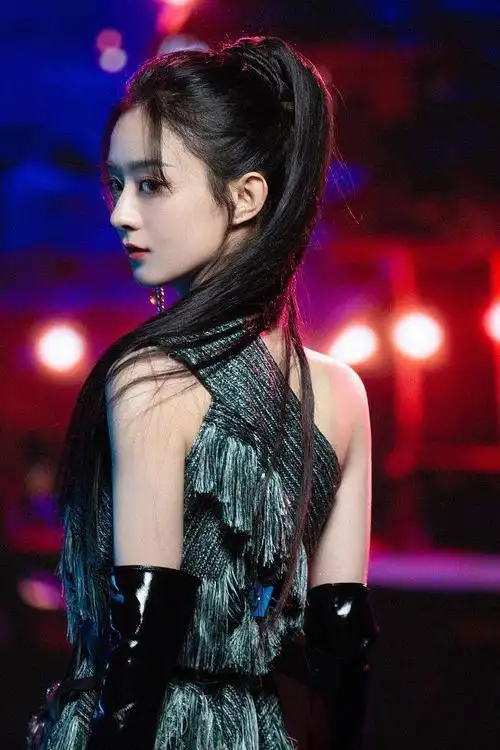 赵丽颖梳高马尾霸气美艳侠女范 连换n套look各风格完美驾驭