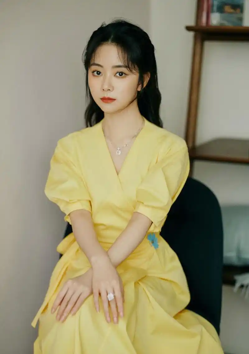 谭松韵一袭黄色长裙,搭配长发,温婉秀丽,清新甜美,越来越有女人味了!