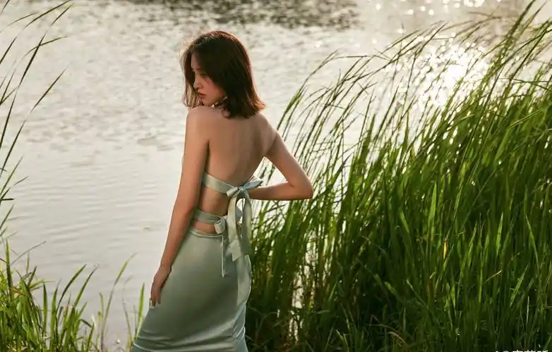 唐艺昕草绿连衣裙性感写真