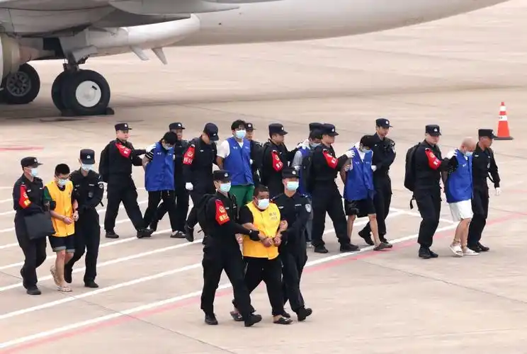 首批130名中国籍涉赌诈违法犯罪嫌疑人从柬埔寨被押解回国