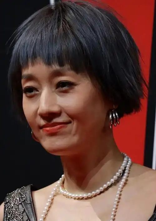 至少马伊琍还自然一点,看到海清的脸,我都不敢认了.