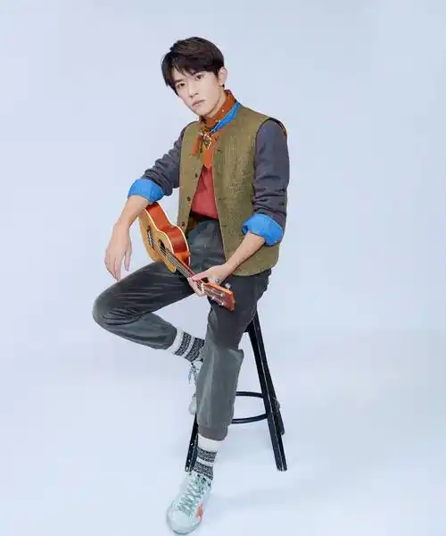 易烊千玺散发荷尔蒙工地装配牛仔外套太撩人