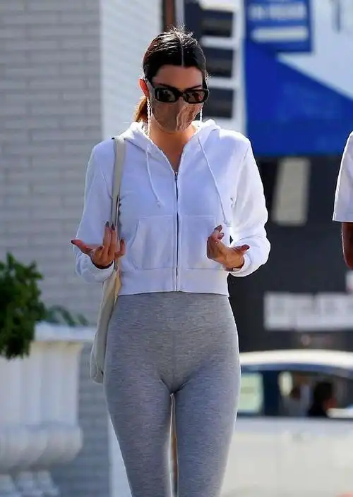 肯豆现身好莱坞街头鲨鱼裤勒出三角区显尴尬踩拖鞋出门够随性