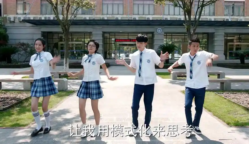 《少年派》里邓小琪的扮演者原来已经22岁,剧中高傲,戏外也很牛