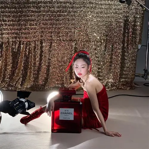 曾是金钟仁女友!"人间香奈儿"jennie代言彩妆,红唇形象美爆