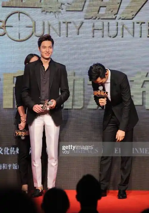 李敏镐和钟汉良合影,"中国男星"和"韩国男星"的差距,很明显_韩系_西装