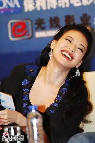 图文:《伤城》亚洲新闻发布会--舒淇哈哈大笑
