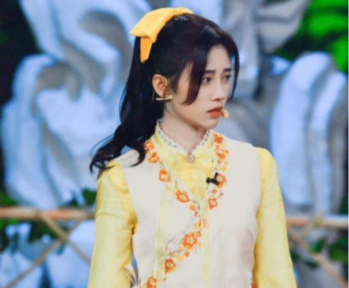 精致立体的五官扛住了央视镜头,很多网友都说,鞠婧祎的"4千年美女"真