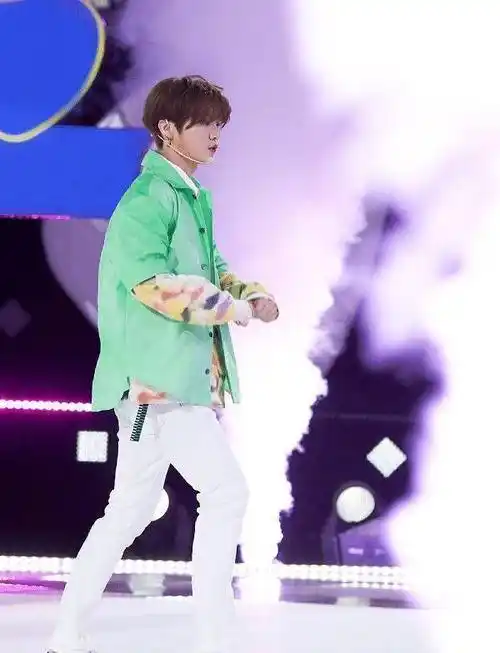 鹿晗黄子韬同框,两人穿同款"破洞裤",未修图中身高差意外了_照片_网友