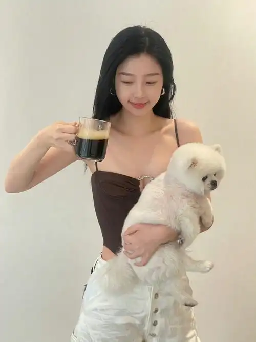 虞书欣日常随拍!又甜又辣时尚女孩,展现绝美身材