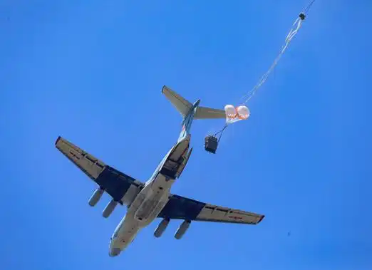 空降兵某旅组织重装空投训练,锤炼部队远程