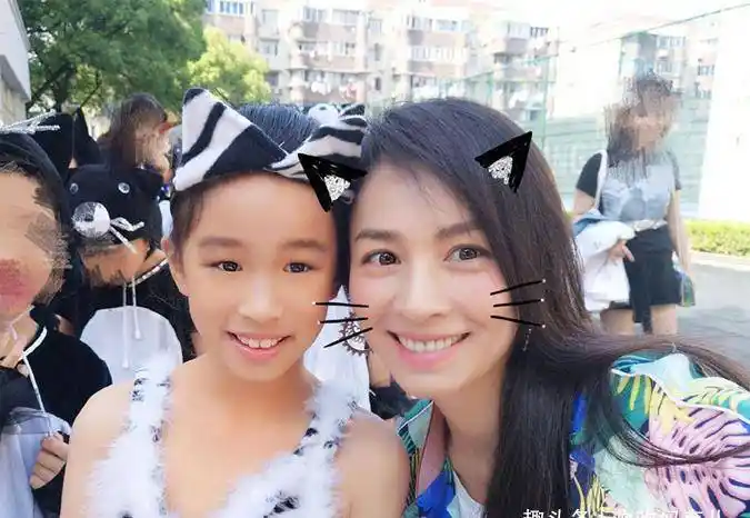 张庭夸女儿漂亮,丈夫前妻晒出高颜值儿女,两女对比差距一目了然_孩子