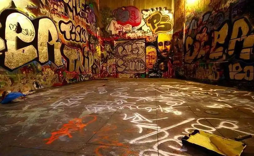 1996年左右,随着hip-hop热潮的涌入,涂鸦作为街头文化的一部分,开始