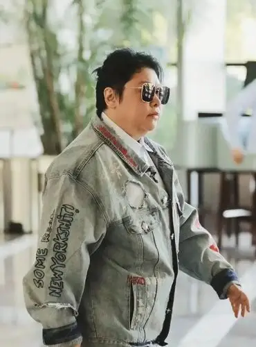 歌王韩红减肥40斤后罕露面,穿搭时尚休闲,网友瘦下来气质提升了|韩红