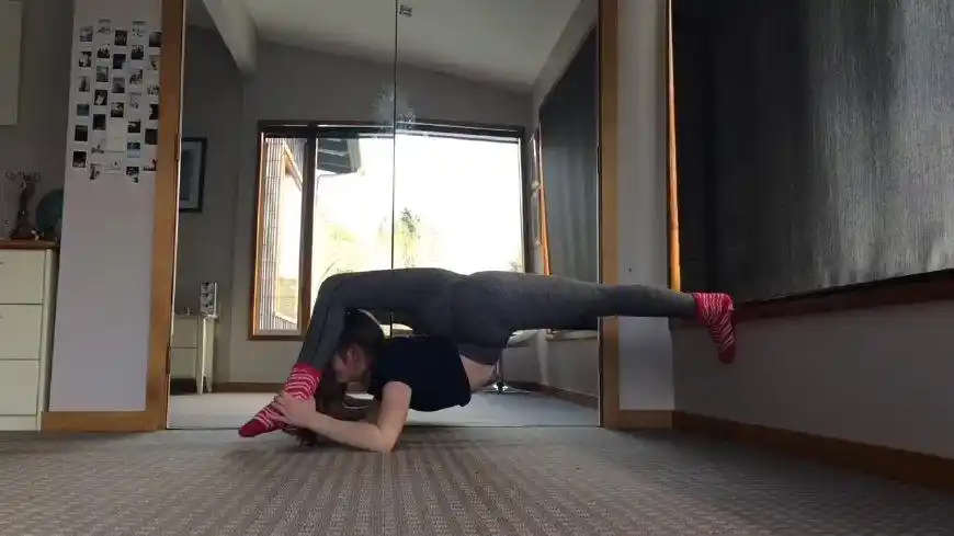 女孩演绎完美的劈腿动作练瑜伽的你能做几个