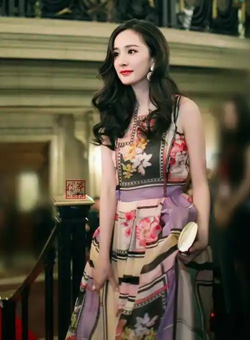 杨幂的长发大波浪,千年不变,是情有独钟,还是另有隐情呢_风情_卷发