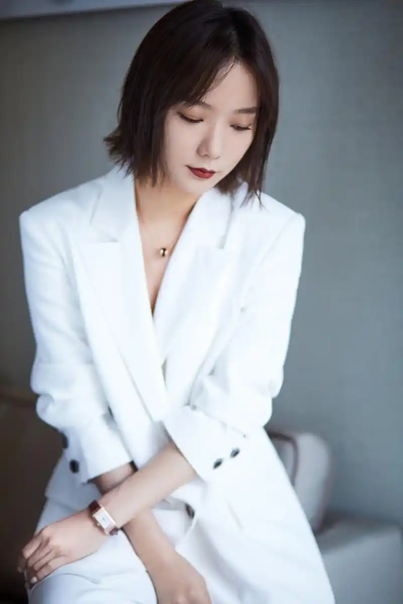 王珞丹一袭干练白色西服套装亮相《被光抓走的人》「爱情验证」主题
