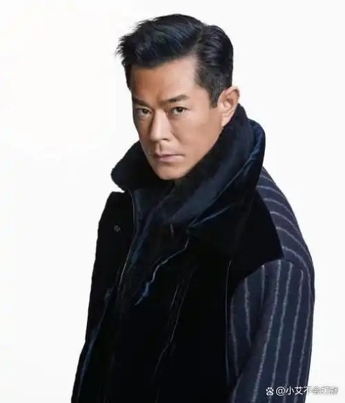 男明星还在追求冷白皮?来看这8位,黑皮肤照样可以"惊艳四座"