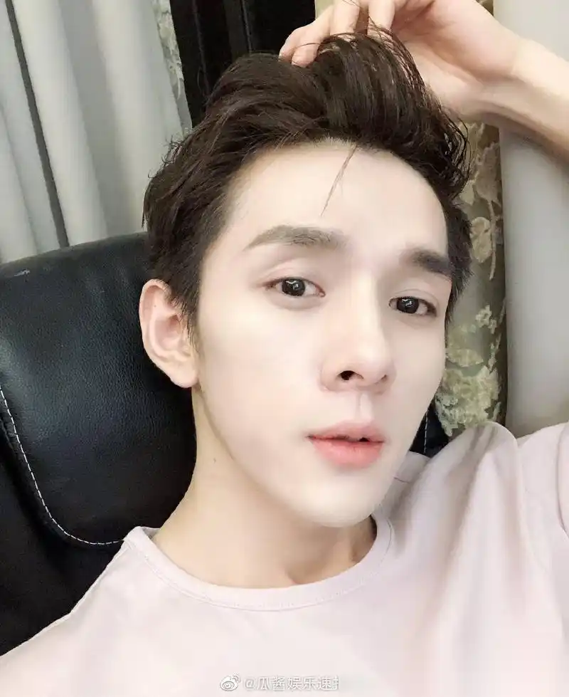 李佳琦旧照曝光,这颜值是真的可以把?