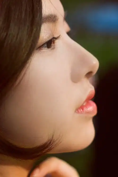 水嫩肌肤少女丛林唯美