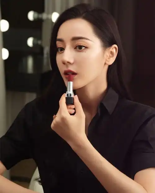 迪丽热巴迪奥全球彩妆及香氛代言人