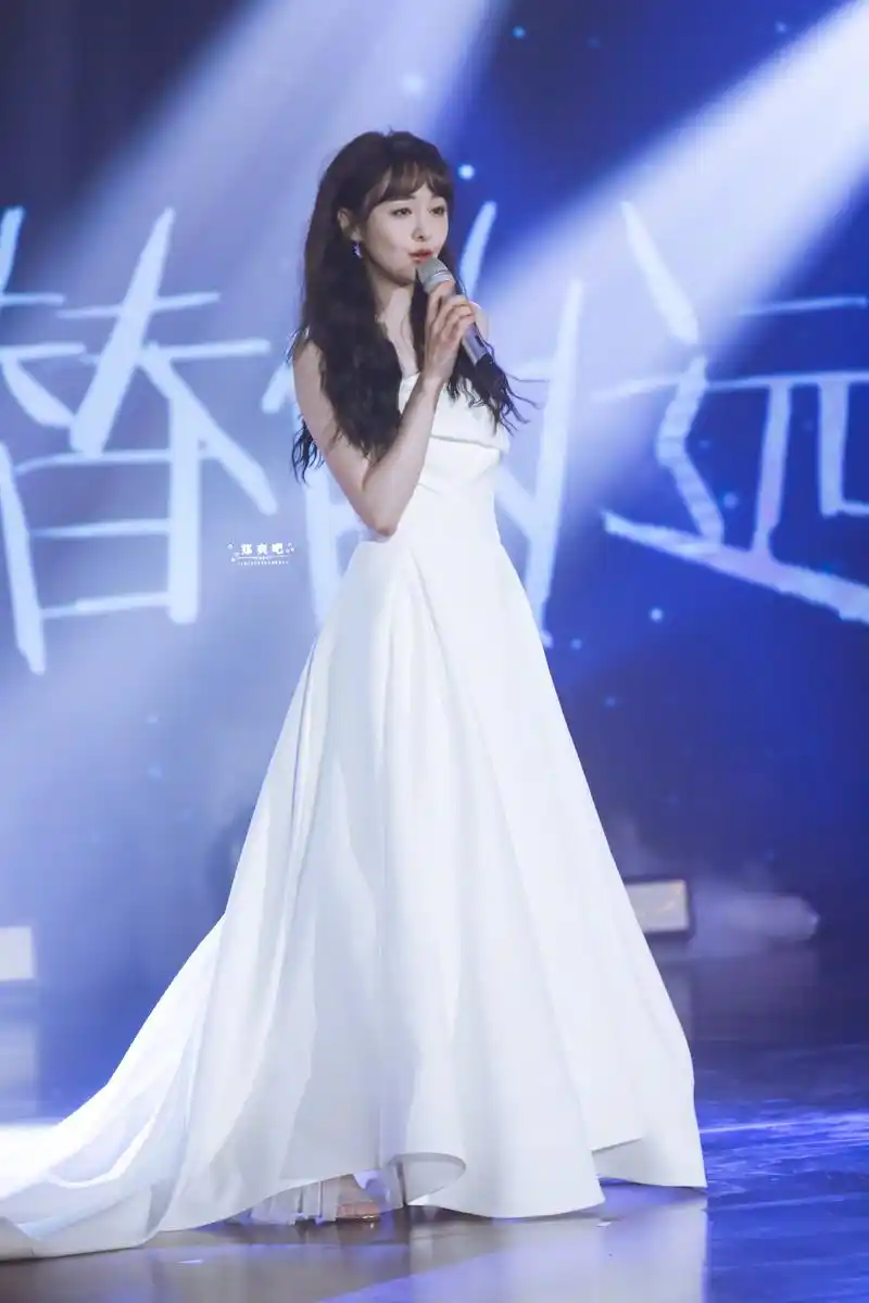 郑爽终于营业了!《女儿们的恋爱》第一期,男友回应"软饭男"?