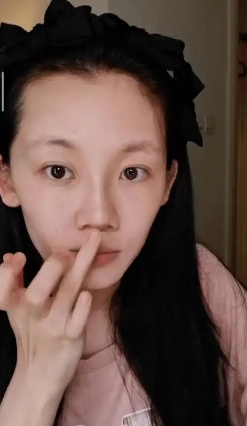 郑恺夫妇秀甜蜜,苗苗炎炎高温凹陷双颊,素颜憔悴仍迷人