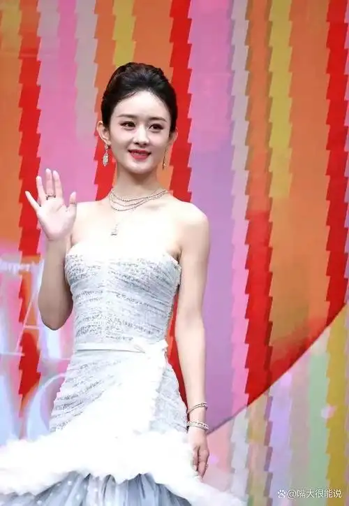 近日,中国影视圈的人气女演员赵丽颖被媒体拍到带着可爱的儿子出门