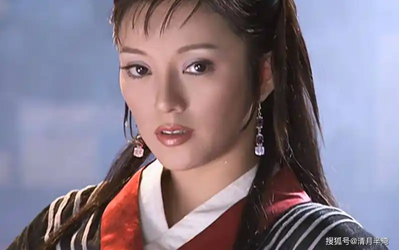 张纪中版《天龙八部》里,彭丹是木婉清的母亲"修罗刀"秦红棉,此时的她