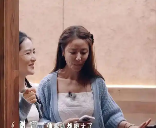 虽然节目组使用了磨皮滤镜,但是林心如的颈纹和双下巴仍然清晰可见,这