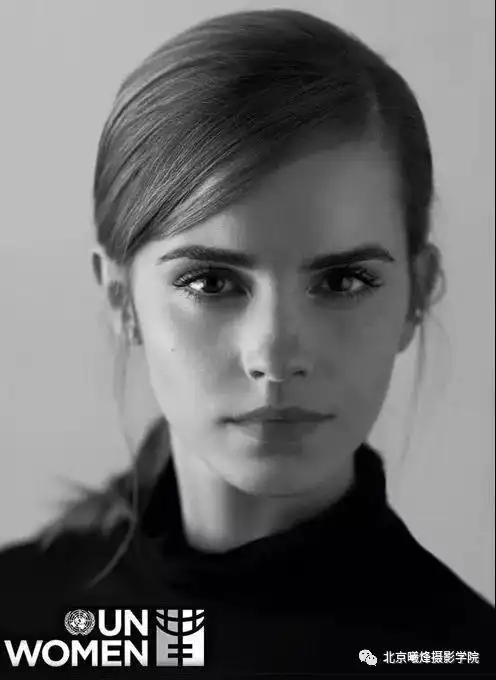 正侧光是将主光放在被摄体的一侧,就会在另一侧产