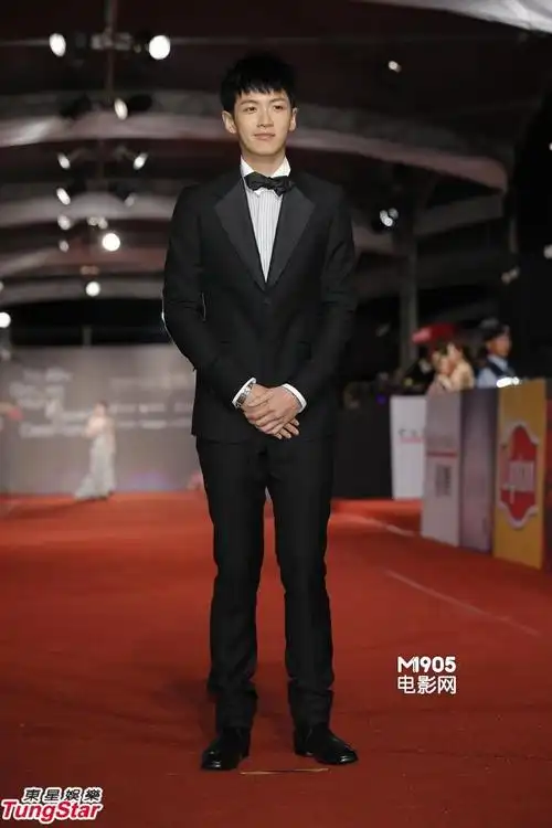 柯震东身穿笔挺西装帅气踏红毯 扇风耳萌态十足