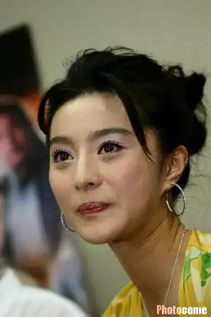 网友用照片举证范冰冰脖子上的皱纹多,以怀疑其年龄