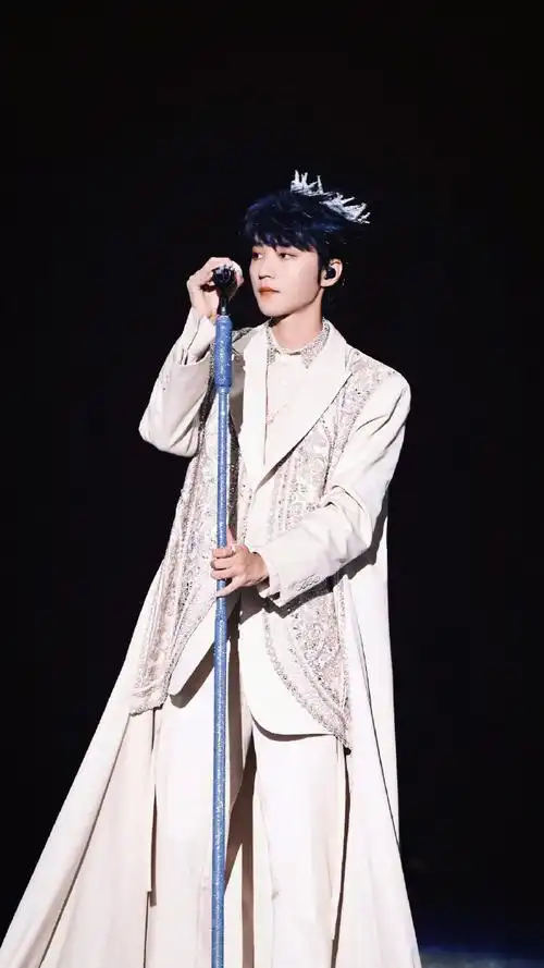 蓝羽回应主持tfboys演唱会