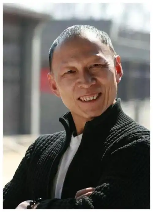 "裘千尺"李明:因长相丑陋只能演坏人,戏外却娶了美貌妻子