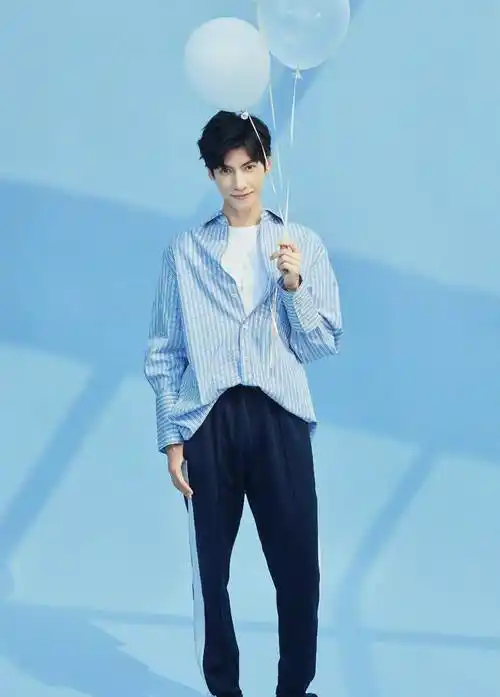 罗云熙自曝素颜照,皮肤五官都完美,好绝一男的_整张_鼻子_不知道