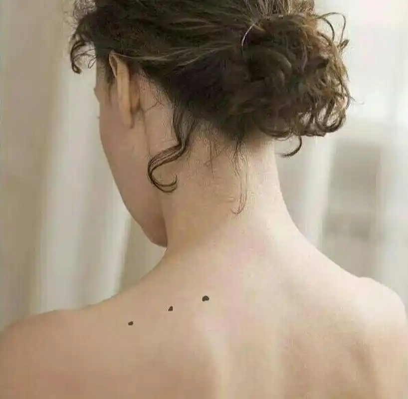 背部边缘有痣 长在背部边缘的痣称为"家运不顺痣",有这种痣相的人jia