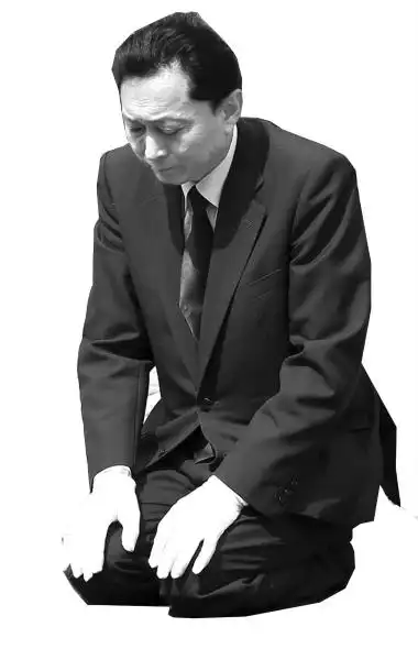 日本前首相鸠山在韩国下跪道歉