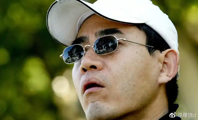 演员一边急急忙忙接电话,把所有的工作人员晾在一边,陈宝国一下就火了