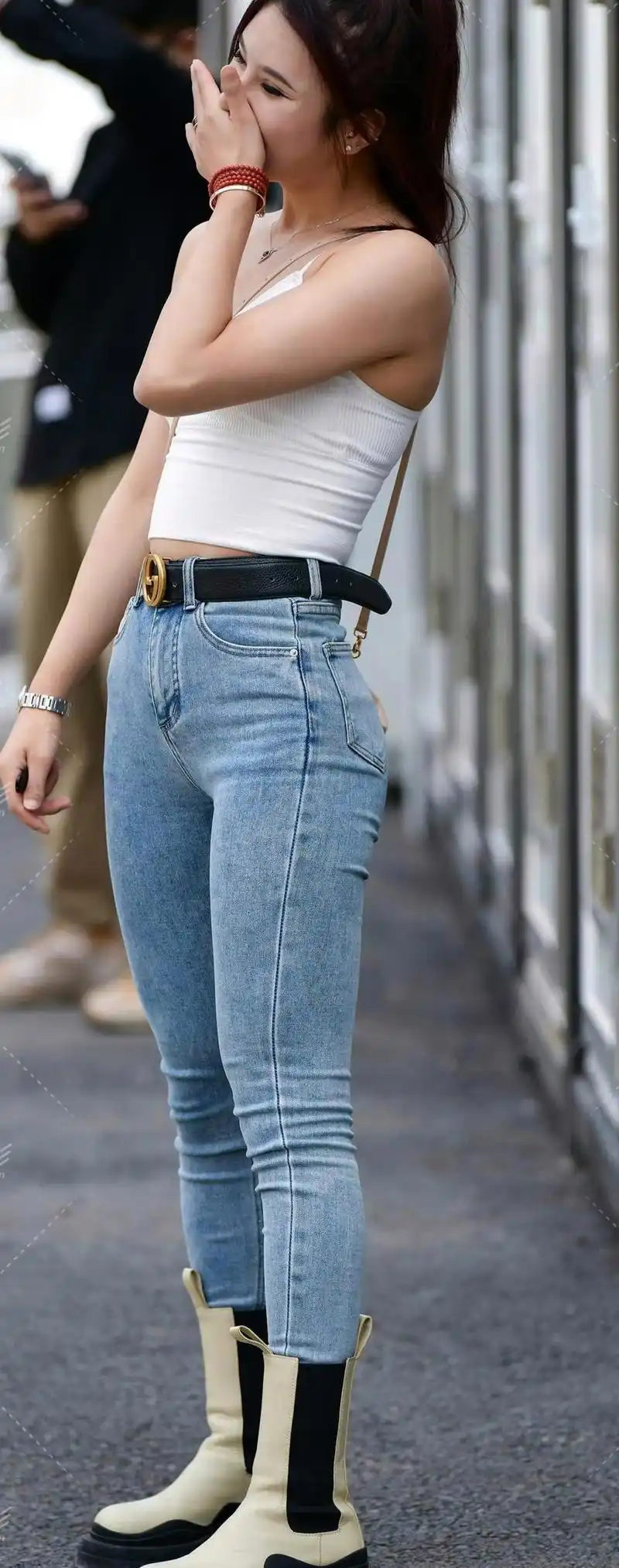 简单就是美!小脚牛仔裤搭白色吊带背心,穿出青春气息!