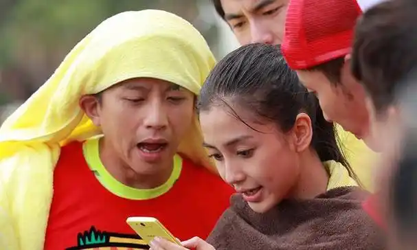 邓超杨颖英国同框,邓超满脸胡子显沧桑,和杨颖互动很逗笑