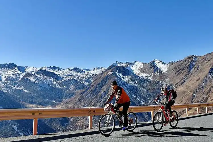 美丽雪山整齐列队,向骑行者致与崇高的敬礼.(巴郎山)