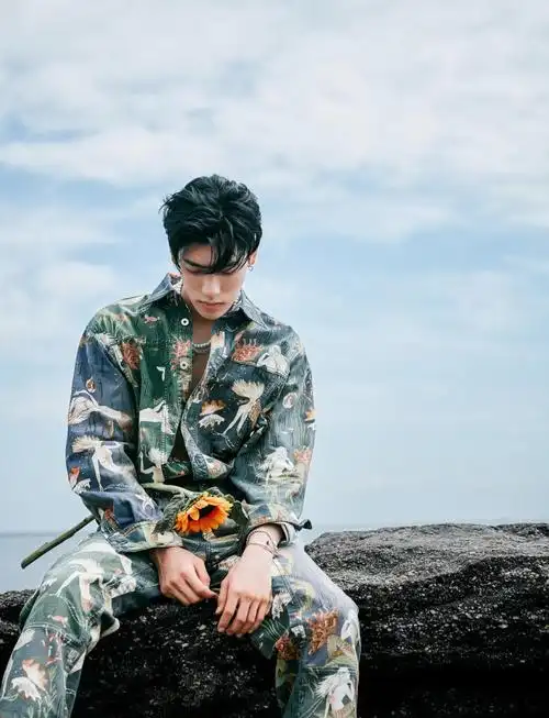 王子异夏日海岛清新帅气写真