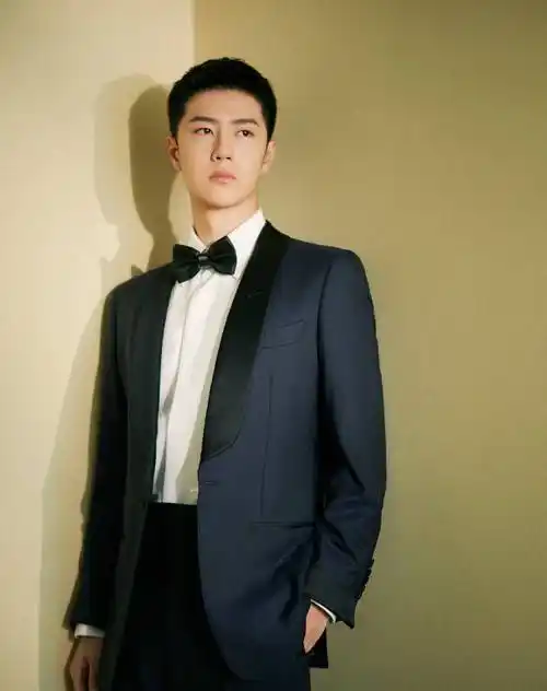 王一博拍摄禁毒活动宣传片,新造型短发寸头,配黑西装帅气十足_感觉