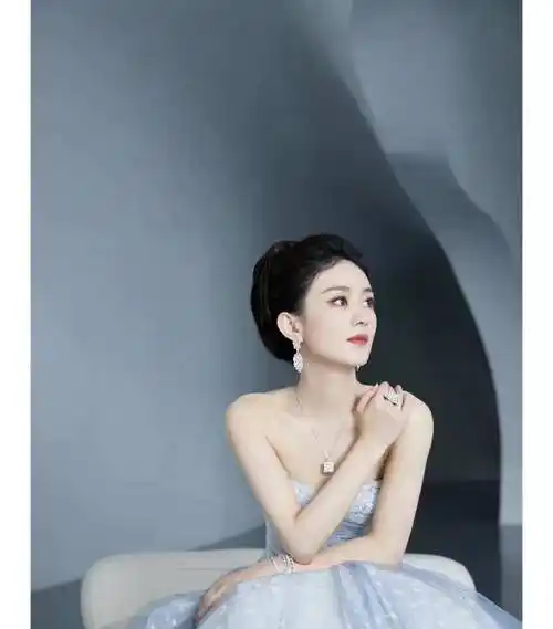 85后领袖赵丽颖为时尚芭莎一身黑白装扮,尽显优雅,尊贵,威严_颖宝来