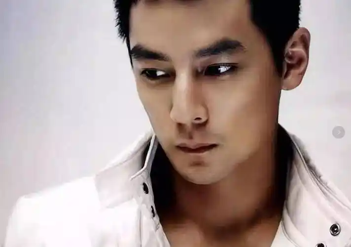 吴彦祖近照看哭女粉丝,酷似苏大强人生下半场挥霍不起